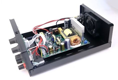 Innenansicht eines Netzteils mit Platine und Bauteilen