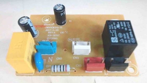 Bestückte Leiterplatte mit Elektrolytkondensatoren, Relais und Widerstand