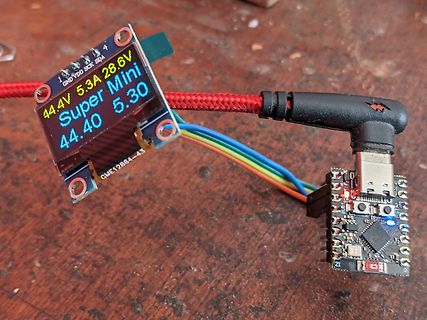 Display mit Messwerten und Mikrocontroller-Board