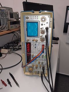 Analoges Oszilloskop auf einem Arbeitstisch