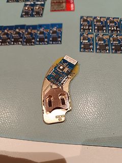 Geöffneter Funkschlüssel mit Platine und weitere Leiterplatten