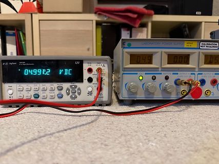 Labornetzteil und Digitalmultimeter im Einsatz