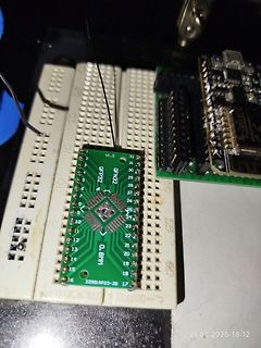 Grüne Leiterplatte auf Breadboard
