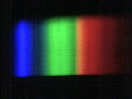 Abfotografierter Bildschirm mit farbigen Lichtstreifen