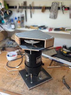 Experimenteller Aufbau mit Motor und Metallplatten
