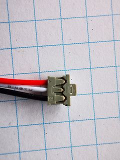 Steckverbinder mit Kabeln auf Millimeterpapier