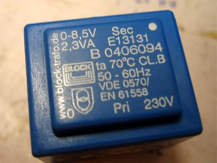 Blauer Transformator mit Typenschild