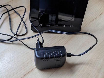 Netzteil und Tablet auf Holztisch