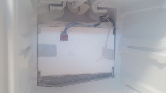 Innenansicht eines Kühlschranks mit freigelegter Elektronik