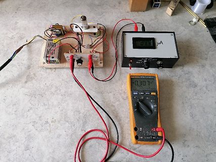 Elektronischer Aufbau mit Messgeräten auf Holzbrett