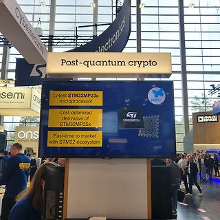 Display mit Informationen zum STM32MP23x Mikroprozessor