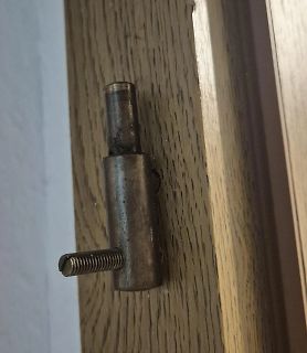 Metallischer Riegel an einer Holztür