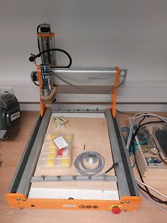 Stepcraft CNC-Fräse auf einem Arbeitstisch