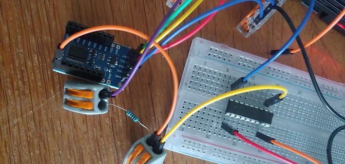 Mikrocontroller-Aufbau mit Breadboard und Jumper-Kabeln