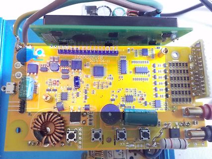 Foto einer bestückten Leiterplatte mit elektronischen Bauteilen