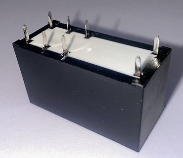 Elektronisches Bauteil mit Metallstiften