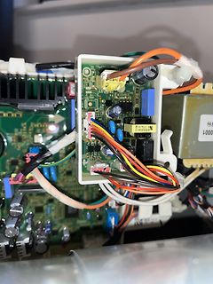 Innenansicht einer elektronischen Platine mit Kabeln
