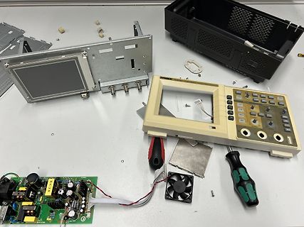 Zerlegtes elektronisches Gerät auf Werkstatt-Tisch