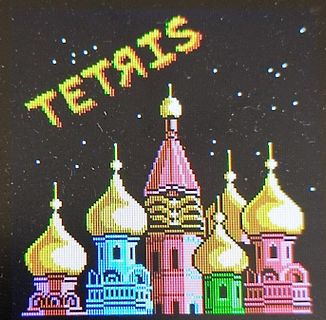 Abfotografierter Bildschirm mit Pixel-Art einer Kathedrale und Text