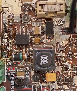 Nahaufnahme einer bestückten Leiterplatte mit elektronischen Bauteilen