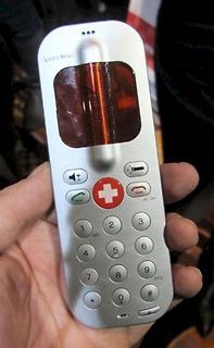 Hand hält ein silbernes Telefon mit rotem Display