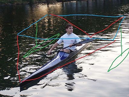 Mann in Kajak auf dem Wasser