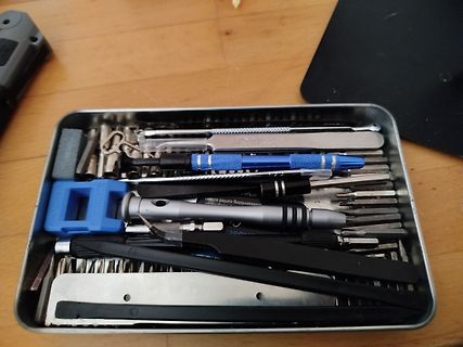 Werkzeugset in einer Metallbox