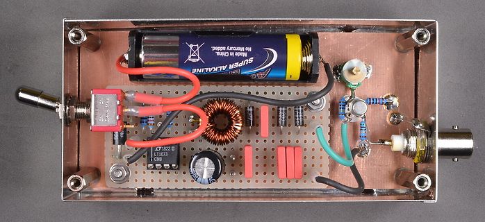 Innenansicht eines elektronischen Geräts mit Batterie und Leiterplatte