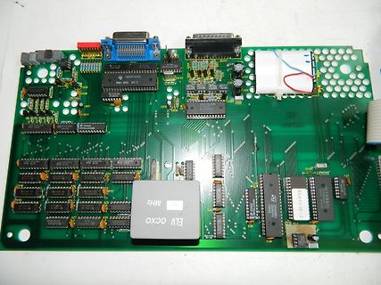 Bestückte grüne Leiterplatte mit verschiedenen elektronischen Bauteilen