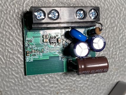 Elektronische Leiterplatte mit Elektrolytkondensatoren und Schraubklemmen