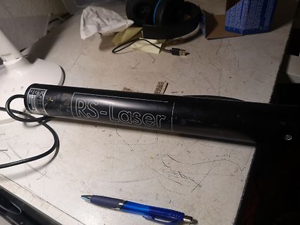 RS-Laser Gerät auf Werkstatt-Tisch