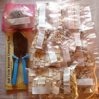 Crimpzange und Beutel mit Steckverbinder-Teilen