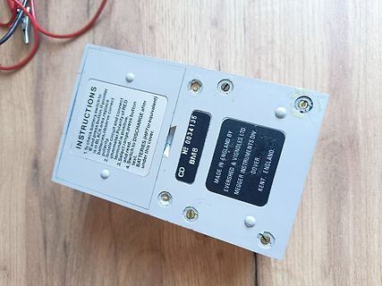Rückseite eines Megger Messgeräts