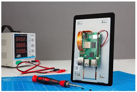Laboraufbau mit Netzteil, Platine und Lötkolben