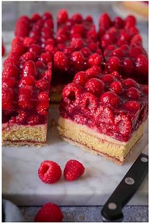 Himbeerkuchen auf Marmorplatte