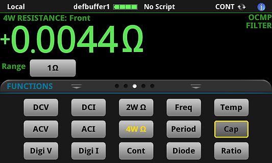 Display eines Multimeters mit Widerstandsmessung