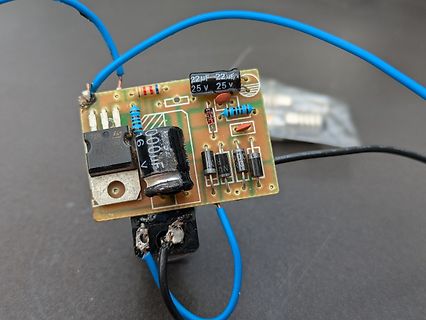 Bestückte Leiterplatte mit Elektrolytkondensatoren und Transistoren