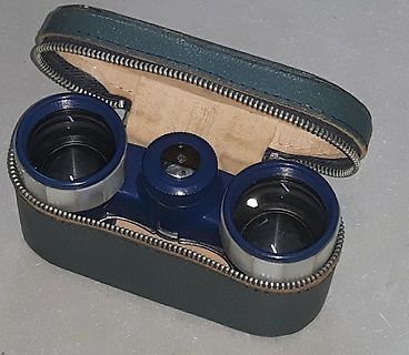 Fernglas in einer Tasche