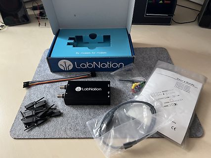 LabNation Messgerät mit Zubehör und Verpackung