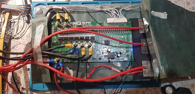 Elektronik-Aufbau mit Leiterplatte und Verkabelung
