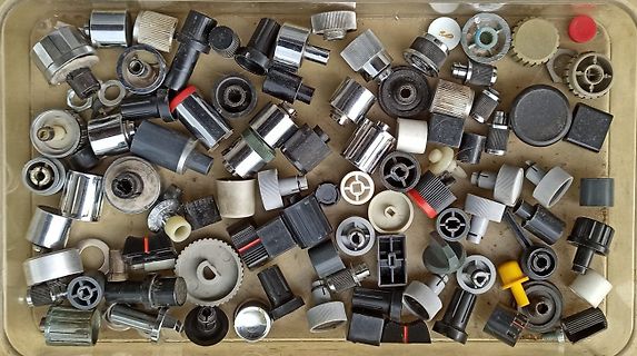 Sammlung verschiedener Drehregler und Potentiometerknöpfe