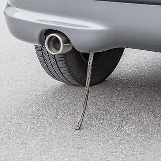 Hinterreifen und Auspuffrohr eines Autos