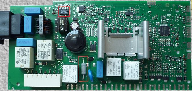 Bestückte grüne Leiterplatte mit elektronischen Bauteilen