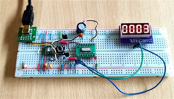 Aufbau mit Breadboard, Mikrocontroller und 7-Segment-Anzeige