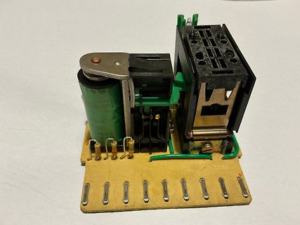 Elektronisches Bauteil auf Leiterplatte mit Relais und Kondensator