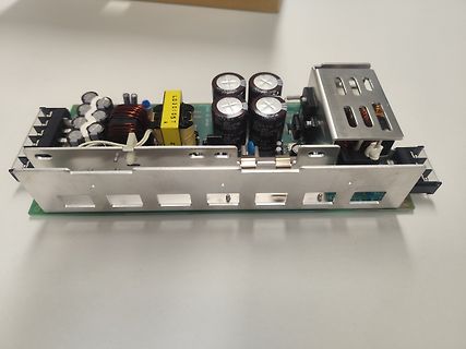 Leiterplatte eines Schaltnetzteils mit Kondensatoren und Transformator
