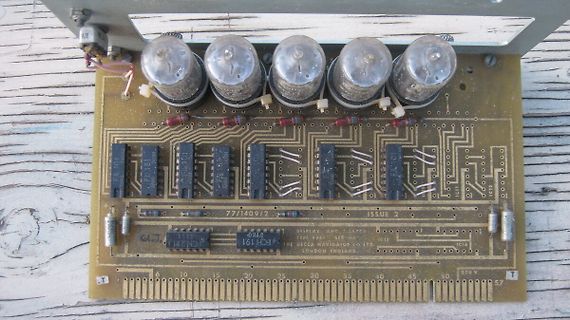 Leiterplatte mit Elektronenröhren und integrierten Schaltkreisen