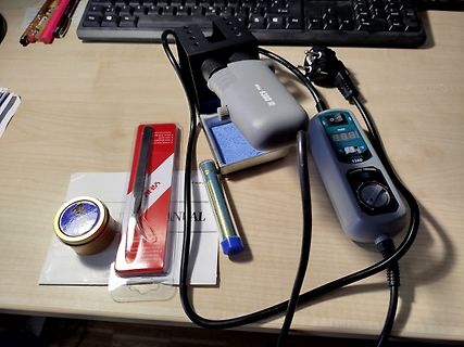 Lötstation mit Zubehör auf Schreibtisch