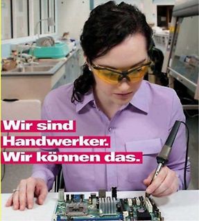 Werbebild einer Frau beim Löten