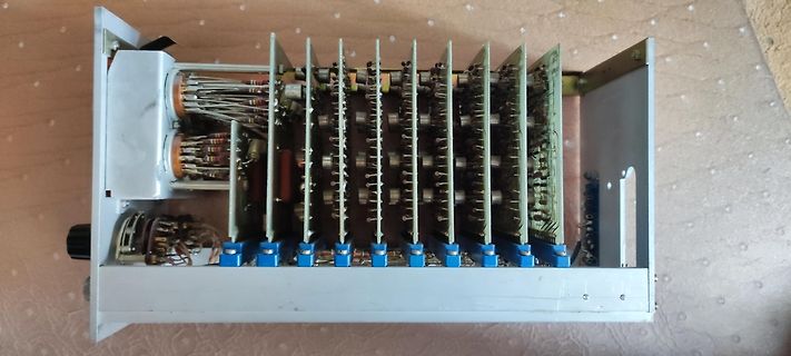 Innenansicht eines elektronischen Geräts mit mehreren Leiterplatten